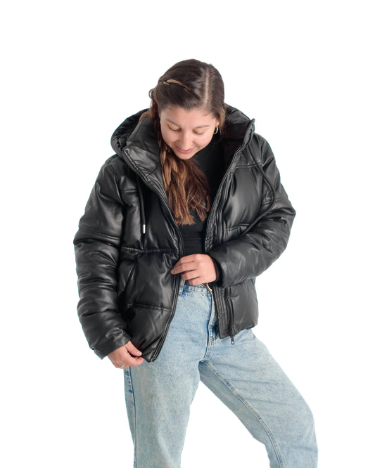 Campera Puffer Negra Inflada con Capucha