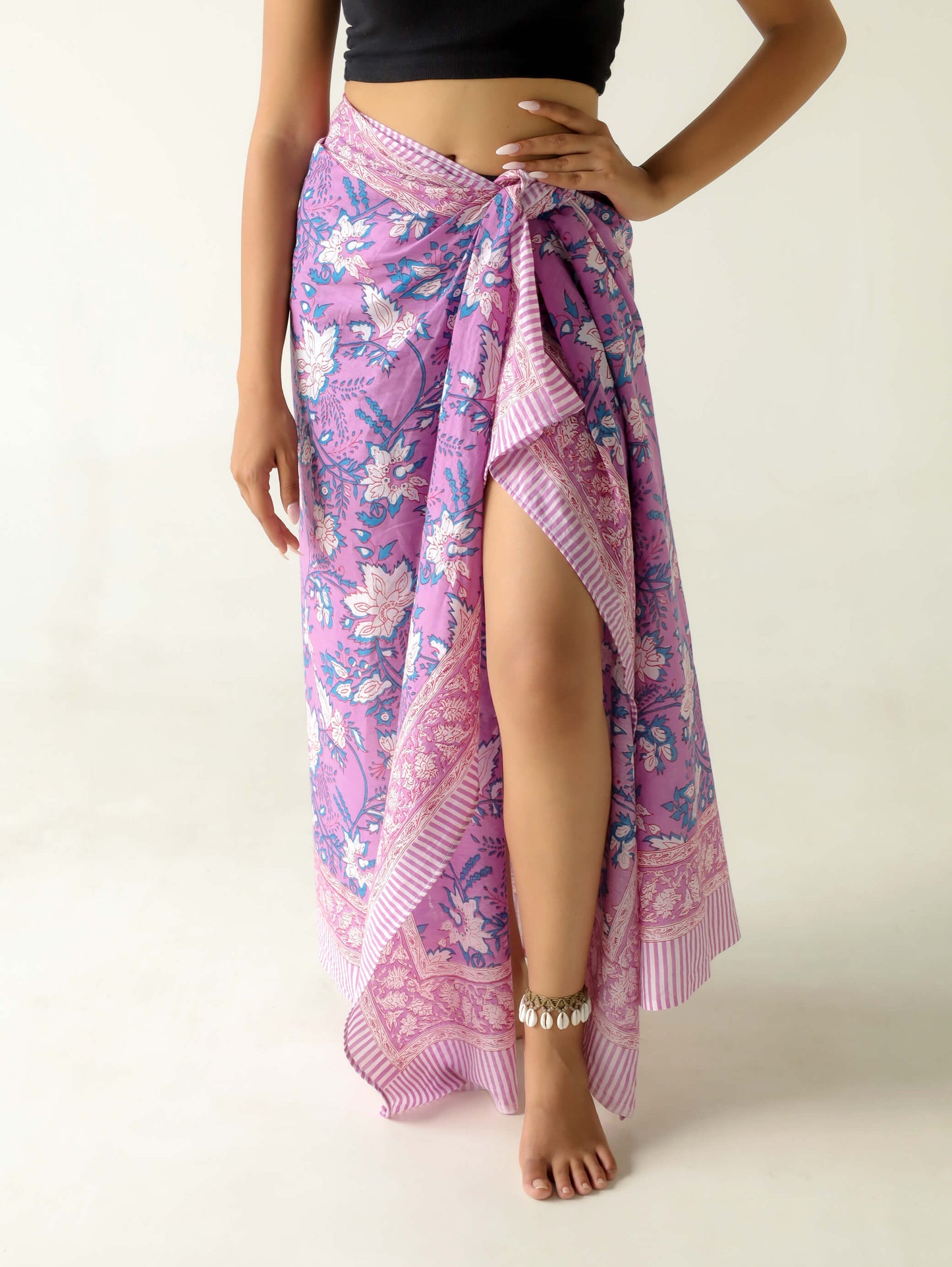 mas en detalle pareo artesanal con diseño boho en tonos lilas y rosados