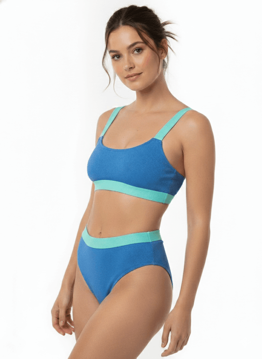 Bikini top azul celeste Melania, vista frontal en modelo