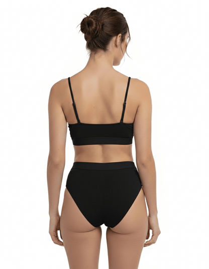 Bikini top negro Melania, vista trasera en modelo