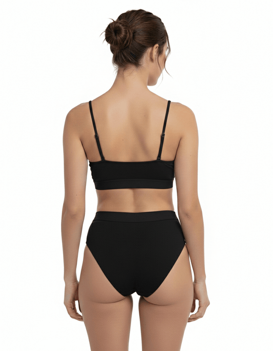 Bikini top negro Melania, vista trasera en modelo