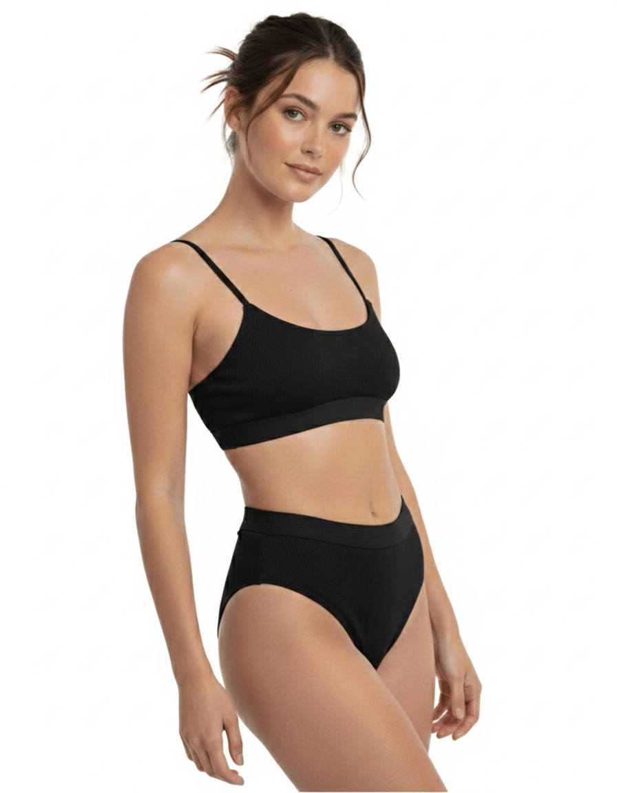 Bikini top negro Melania, vista frontal en modelo
