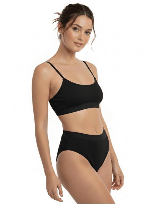 Bikini top negro Melania, vista frontal en modelo