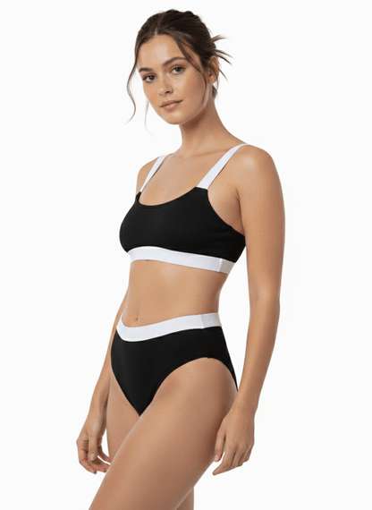 Bikini top negro Melania, vista frontal en modelo