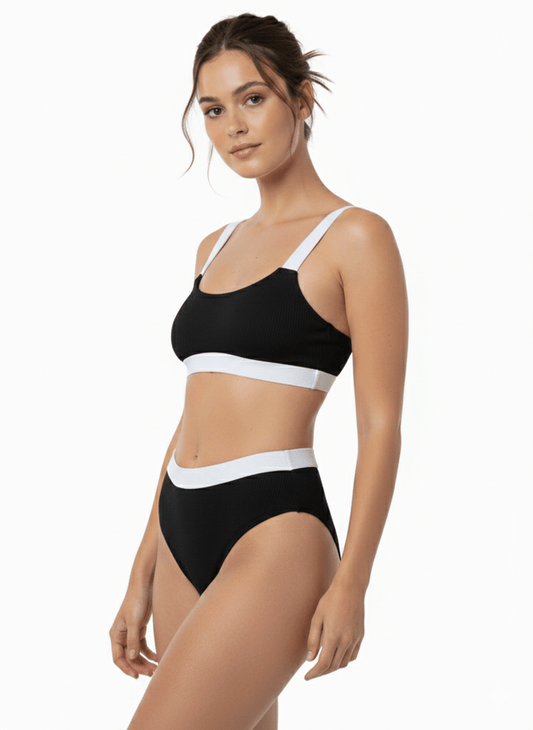 Bikini top negro Melania, vista frontal en modelo