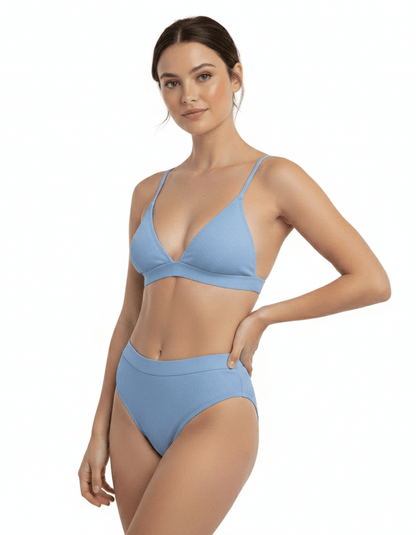 Bikini triangulo celeste Melania, vista frontal en modelo