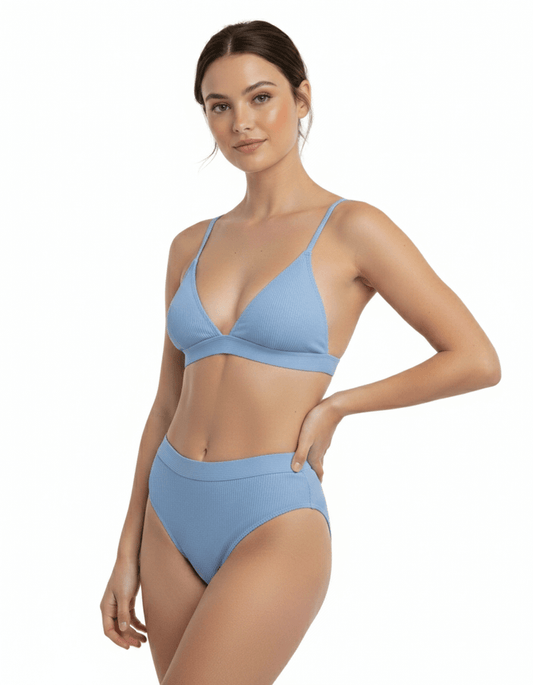 Bikini triangulo celeste Melania, vista frontal en modelo