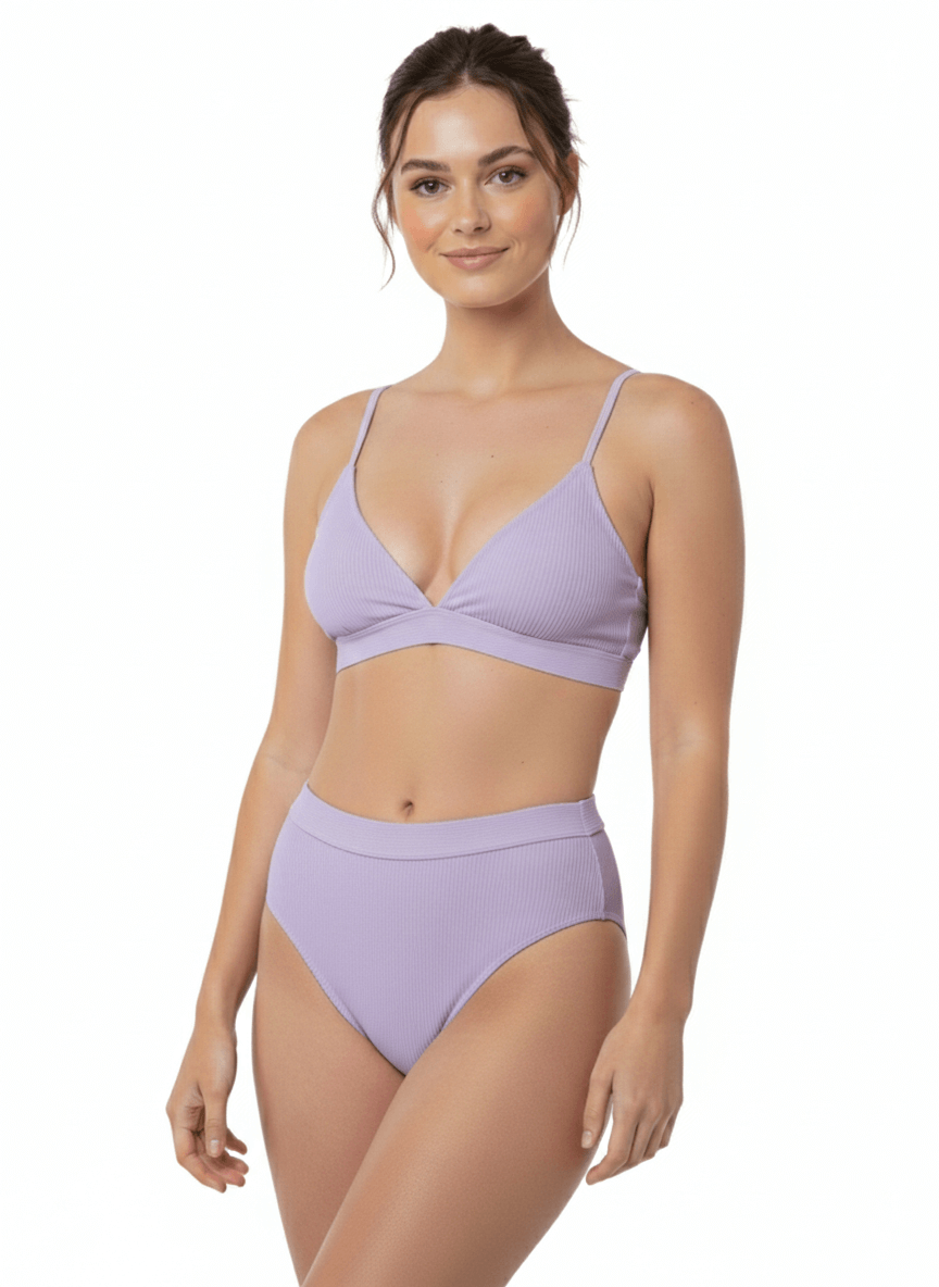 Bikini triangulo lila Melania, vista frontal en modelo