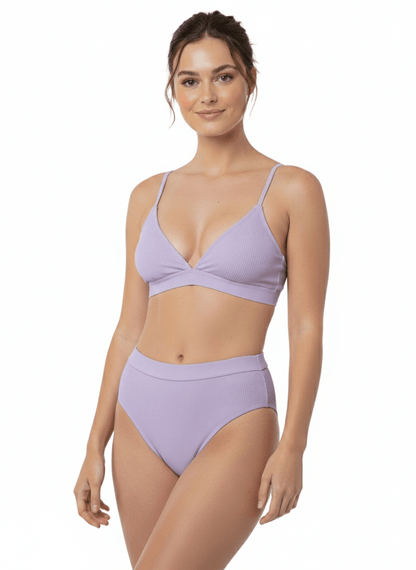 Bikini triangulo lila Melania, vista frontal en modelo