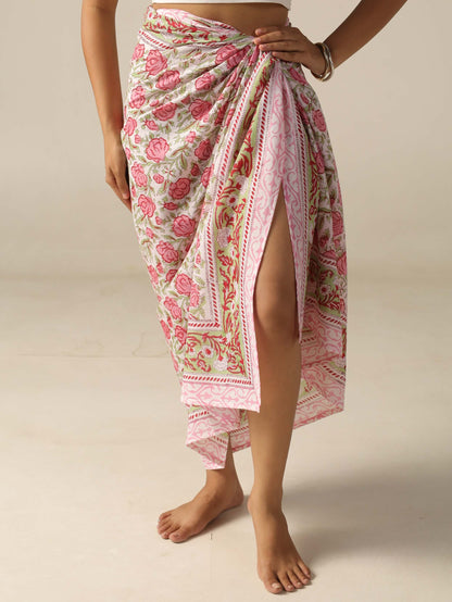 posando pareo rosa floral algodón 100% y hecho a mano en india