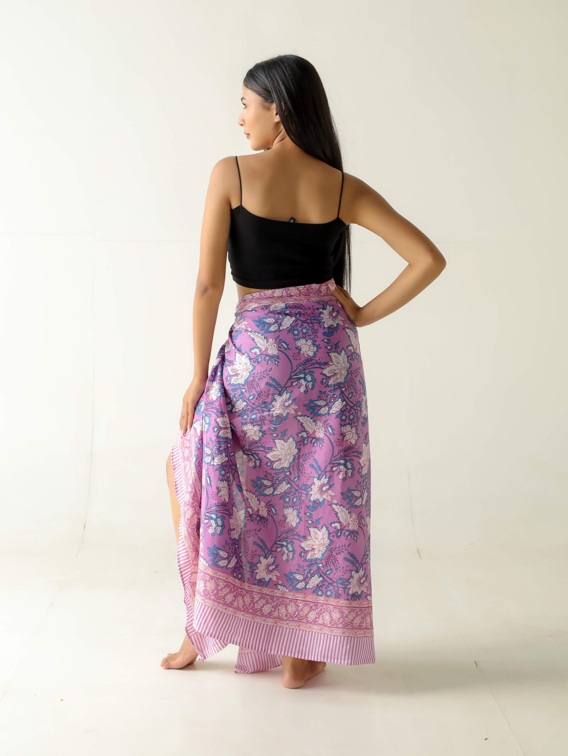 pareo lila artesanal con diseño boho en tonos lilas y rosados, 100% algodón, suave