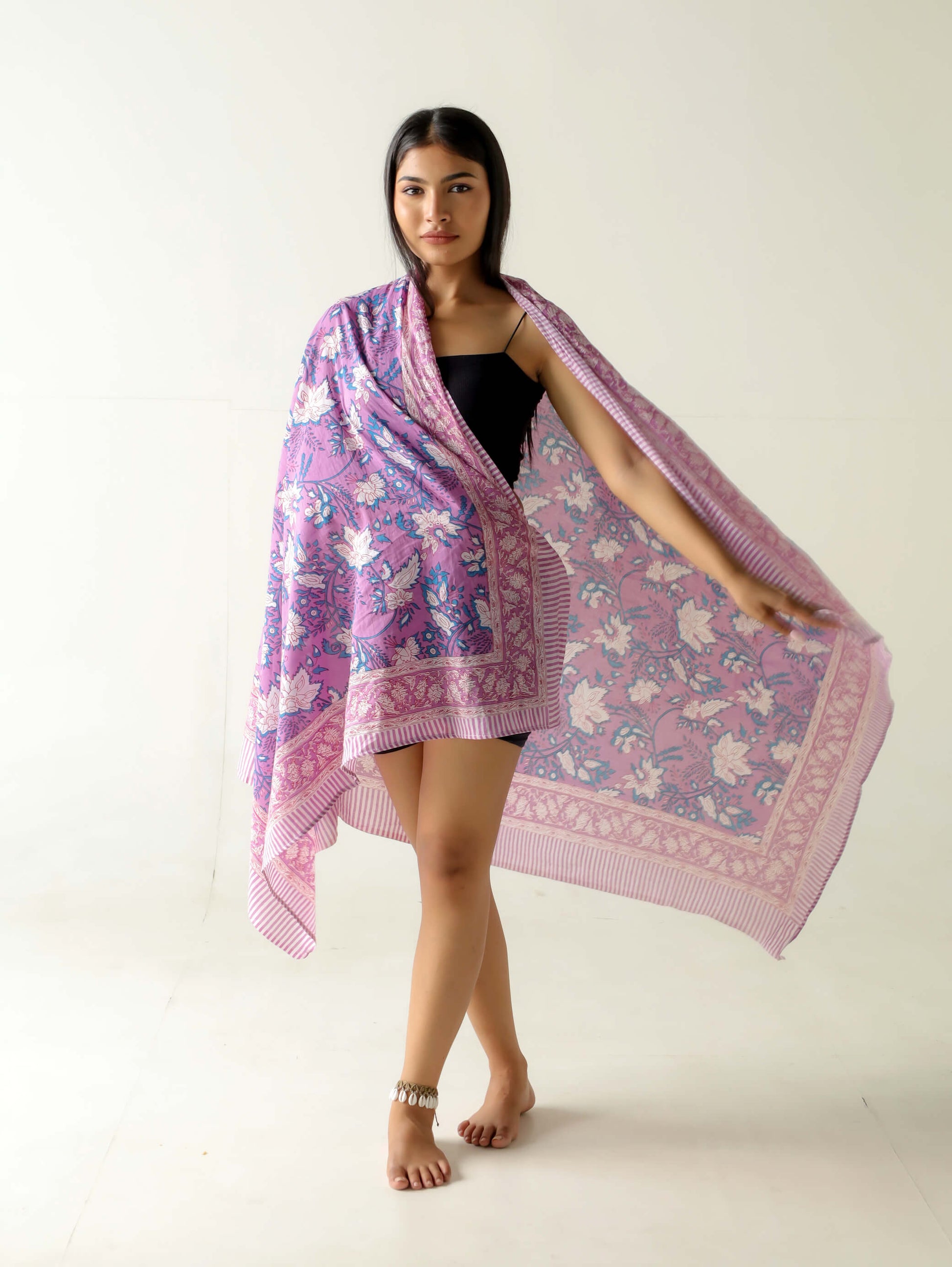 pareo mandala lila artesanal con diseño boho en tonos lilas y rosados
