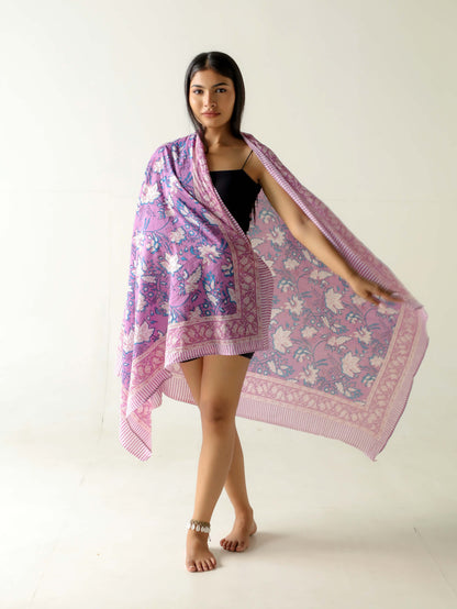 pareo mandala lila artesanal con diseño boho en tonos lilas y rosados