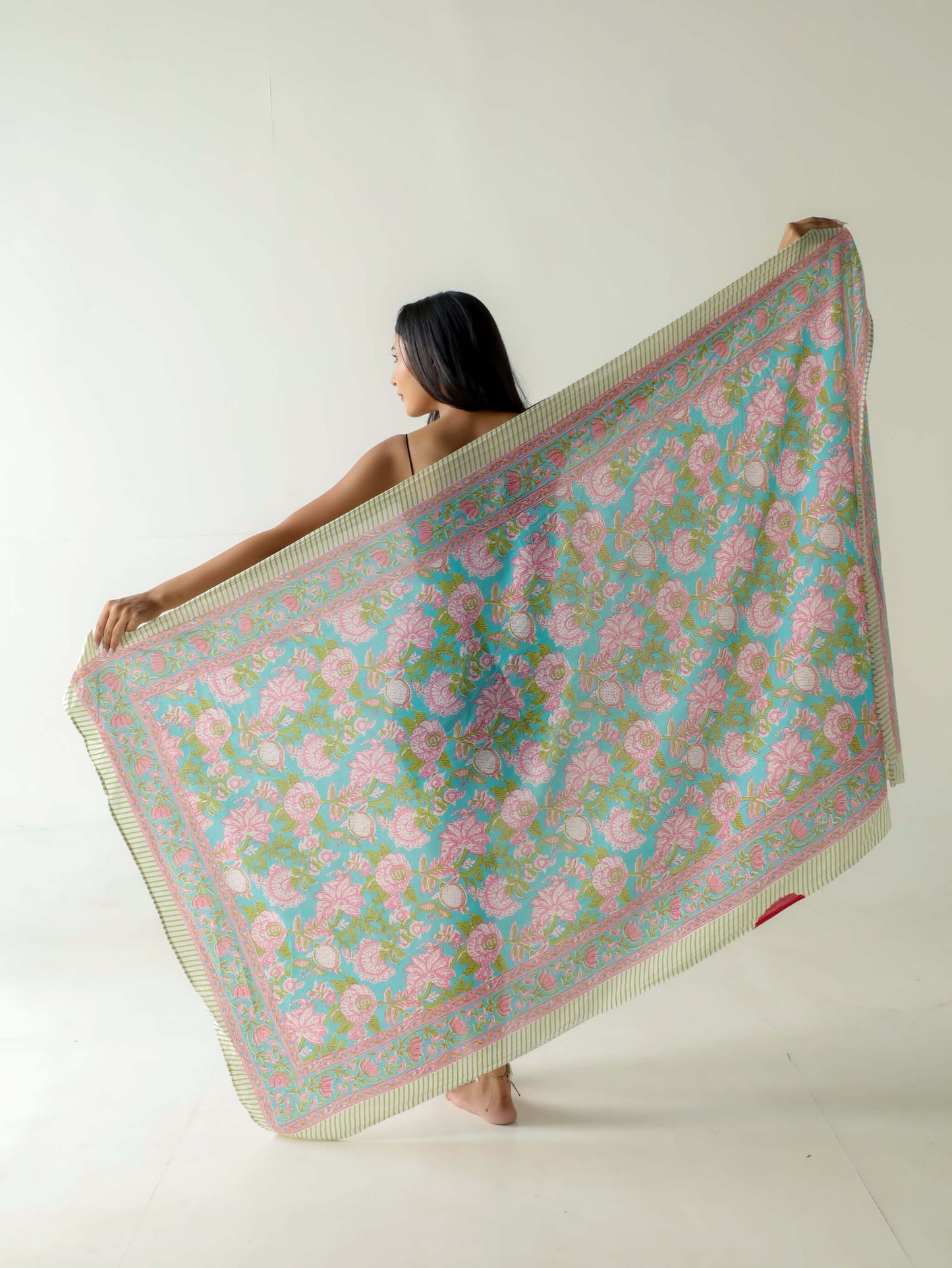 detalle de pareo mumbai pastel con estampado boho en tonos suaves rosado y celeste