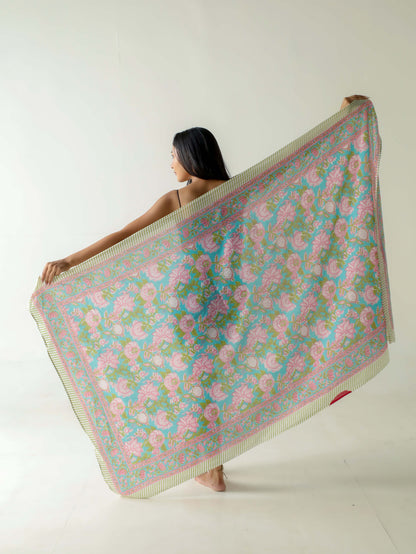 detalle de pareo mumbai pastel con estampado boho en tonos suaves rosado y celeste