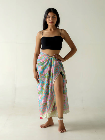 modelo posando pareo mumbai colores pasteles con estampado boho en tonos suaves rosado y celeste