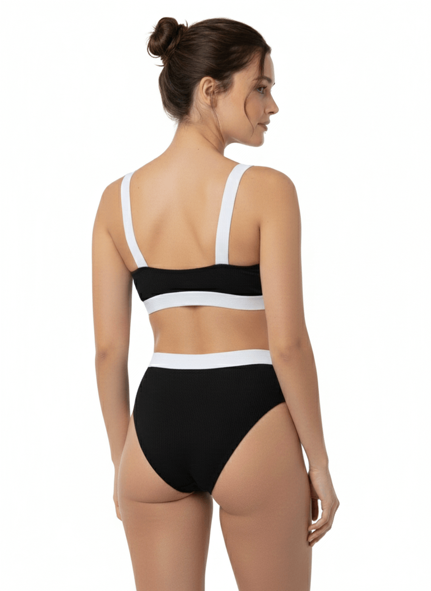 Bikini top negro Melania, vista trasera en modelo